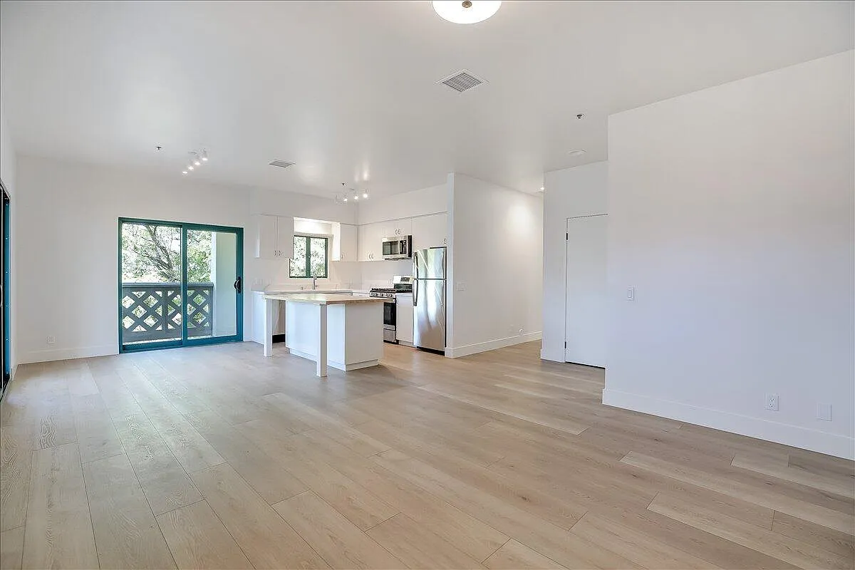 2 bed, 2.0 bath, 1200 sqft, $4,950 — Photo 3