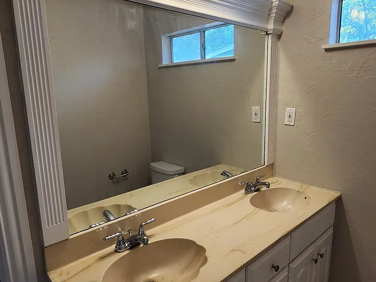 808 Howell Dr — Photo 23