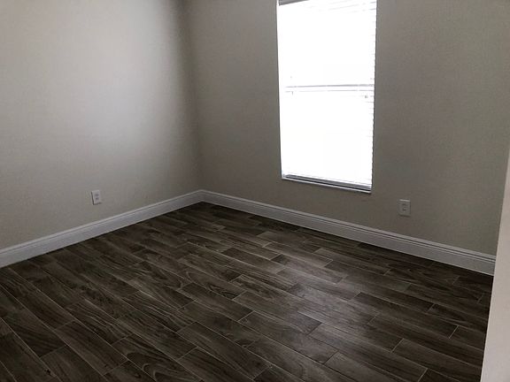 4th image of 1372 Willow Crest Dr