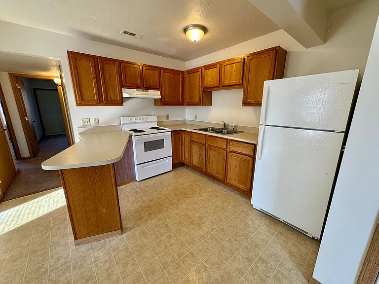 Lakeland Villa Apartments — Photo 38