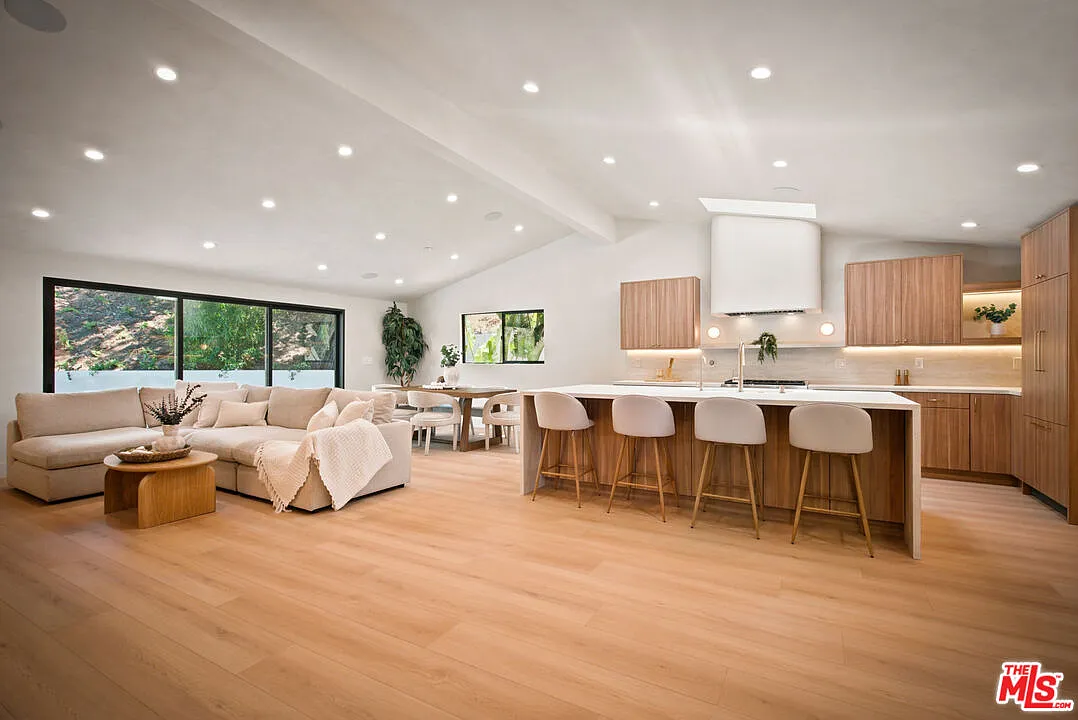 5 bed, 3.5 bath, 2125 sqft, $9,990 — Photo 3