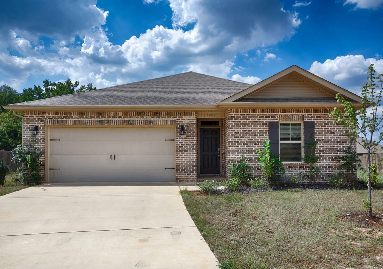 Charming 3-Bedroom Home with Spacious Backyard — Photo 2