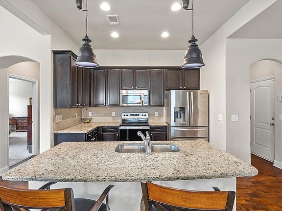 4th image of 2121 Ravenscourt Dr