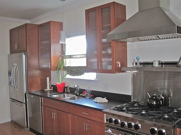 5th image of 125 Adams St