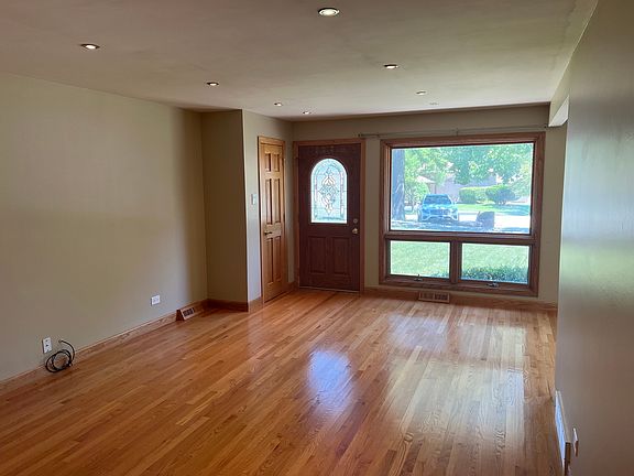 4th image of 8707 Oak Hill Ct