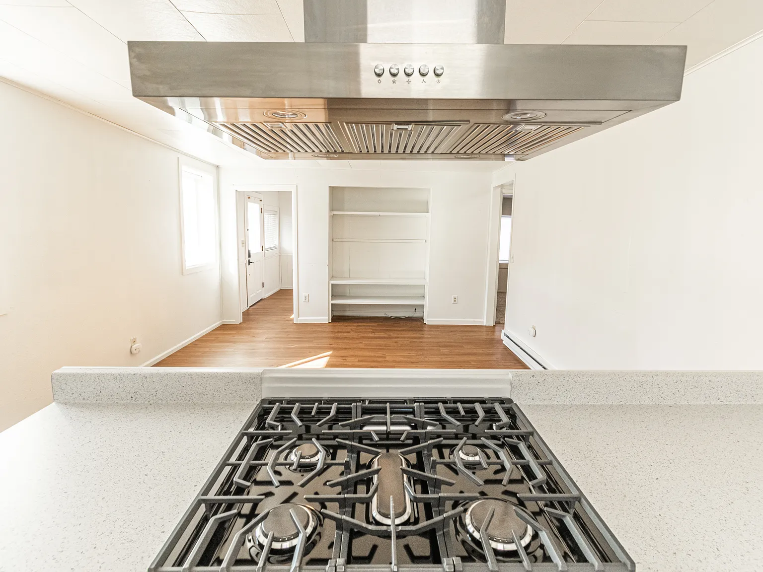 Very nice updated 2 bedroom Unit! — Photo 4