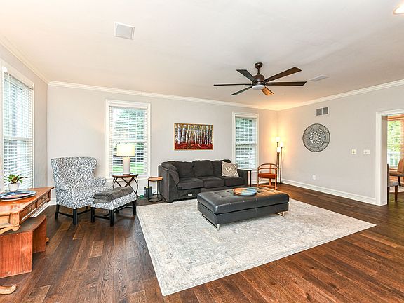 2nd image of 4022 Heyward Pl
