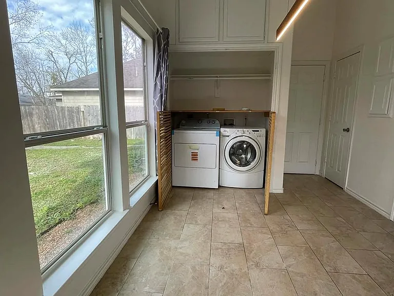 7916 Comal St — Photo 8