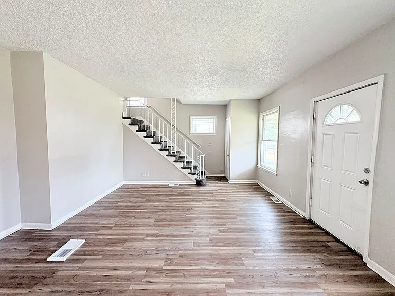 716 Clark St — Photo 16