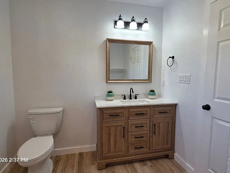 2530 W Woodlawn Ave — Photo 13