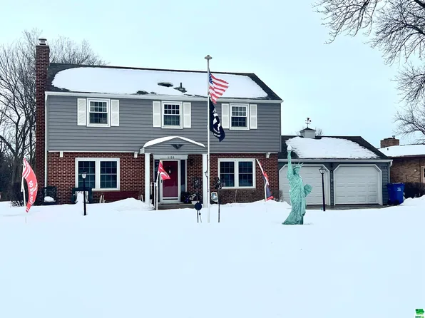 1153 Valley View Dr, Vermillion, SD 57069