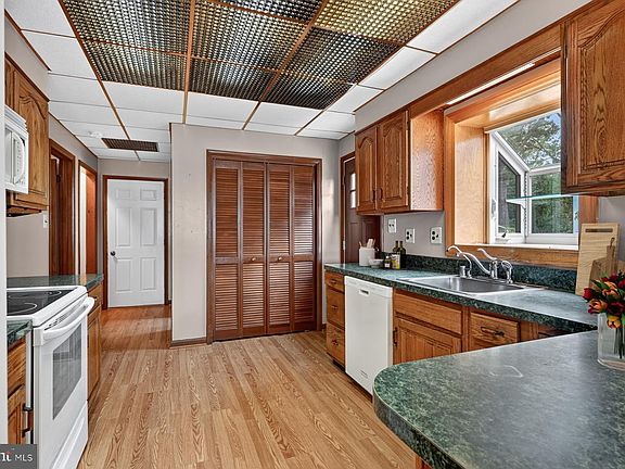 5th image of 1098 Magothy Cir