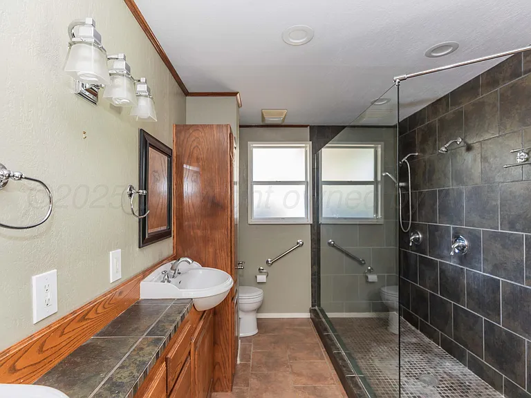 2601 S Ong St — Photo 19