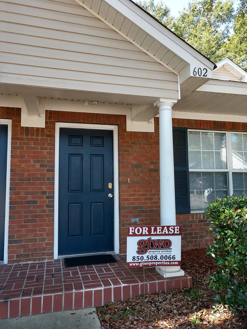 Beautiful 3 Bed 3 Bath Townhouse in Savannah Crossing....1/2 Off 1st Month's Rent — Photo 1