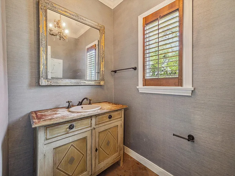 2510 Locke Ln — Photo 16