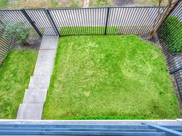 1907 Houston Ave — Photo 4
