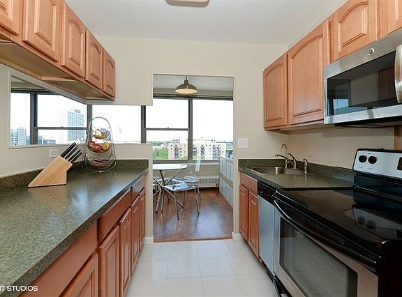 3rd image of 3900 N Lake Shore Dr APT 11E