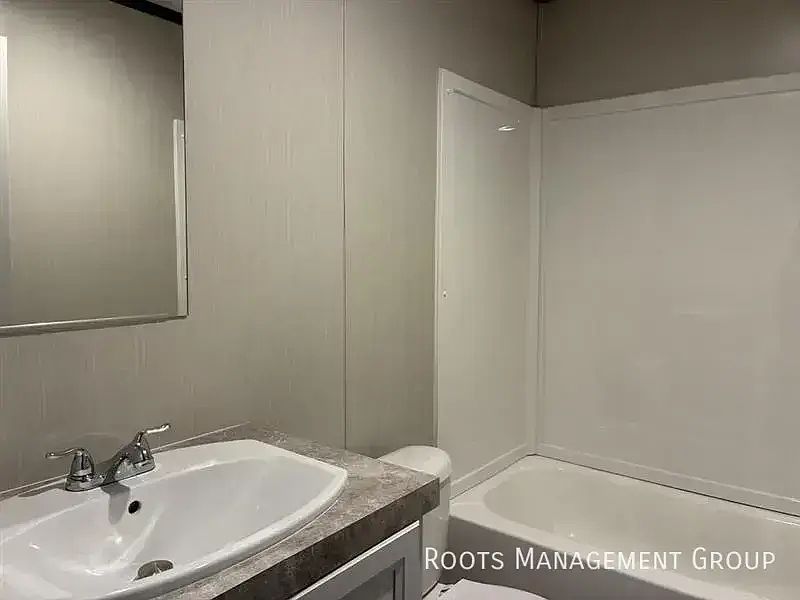1st image of 700 E 6th St #8