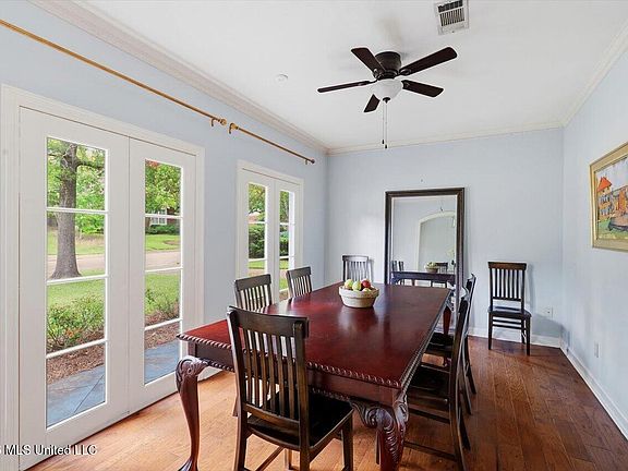 3rd image of 211 Winsmere Way