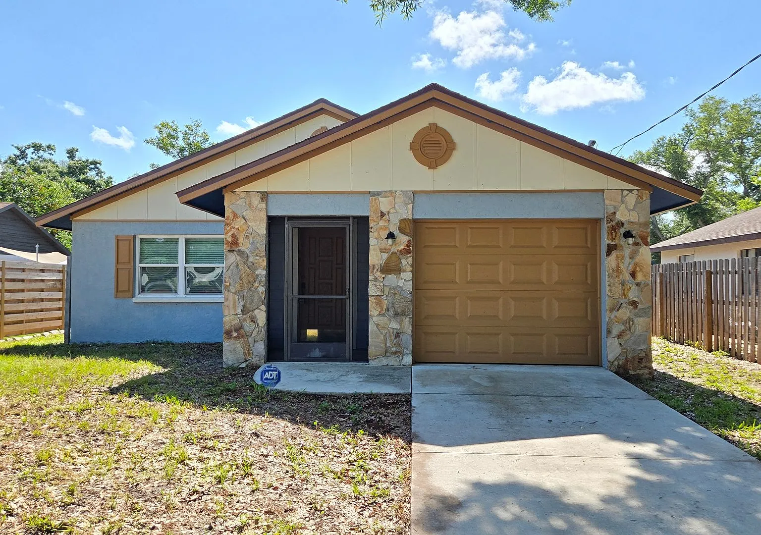 Charming 2BR/2BA + 1 car garage with Large Backyard in Sarasota — Photo 1