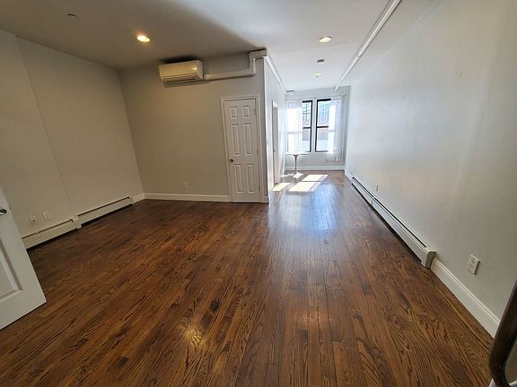 3rd image of 1302 Putnam Ave #1