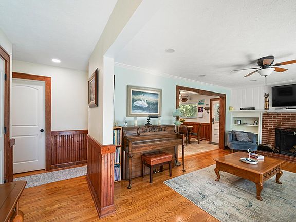 4th image of 1228 Lakeview Dr
