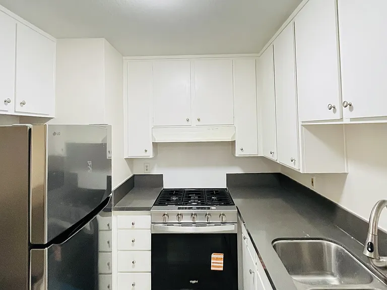 1001 W Macarthur Blvd #110 — Photo 3