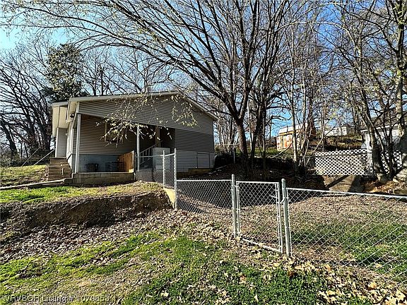 3rd image of 925 Poplar St