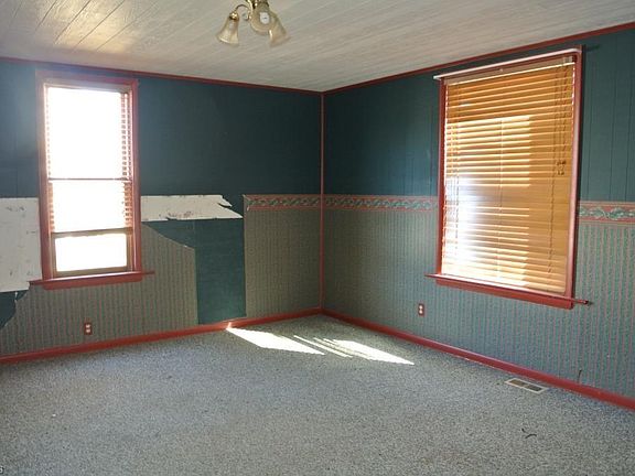 4th image of 926 N Main St