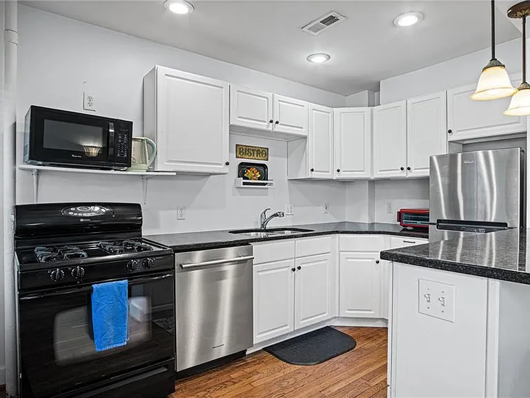 212 Emanuel Cleaver Blvd #2W — Photo 9