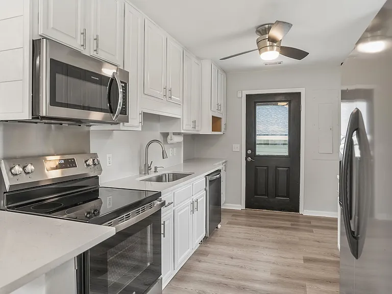 Kitchen w/ new quartz countertops