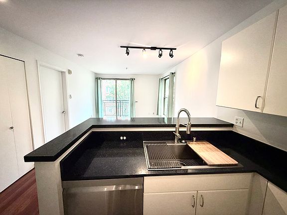 4th image of 1323 Boren Ave APT 406