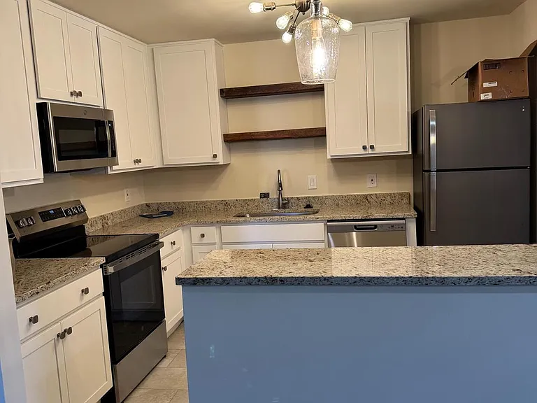 168 Valley Greene Cir #168 — Photo 11