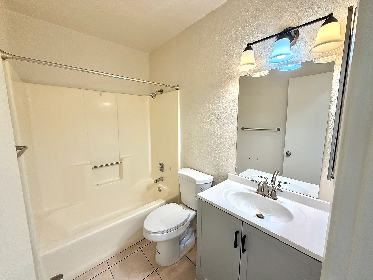 2 bed, 750 sqft, $2,145 — Photo 4