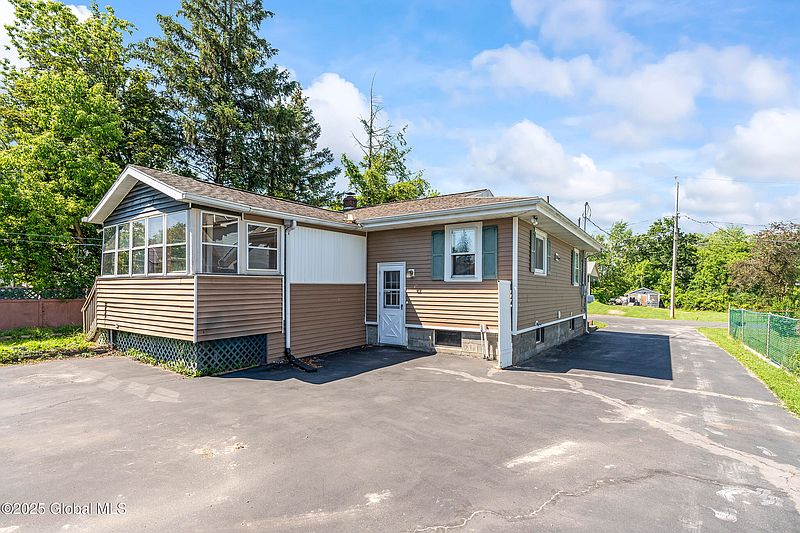 5th image of 163 Beacon Avenue