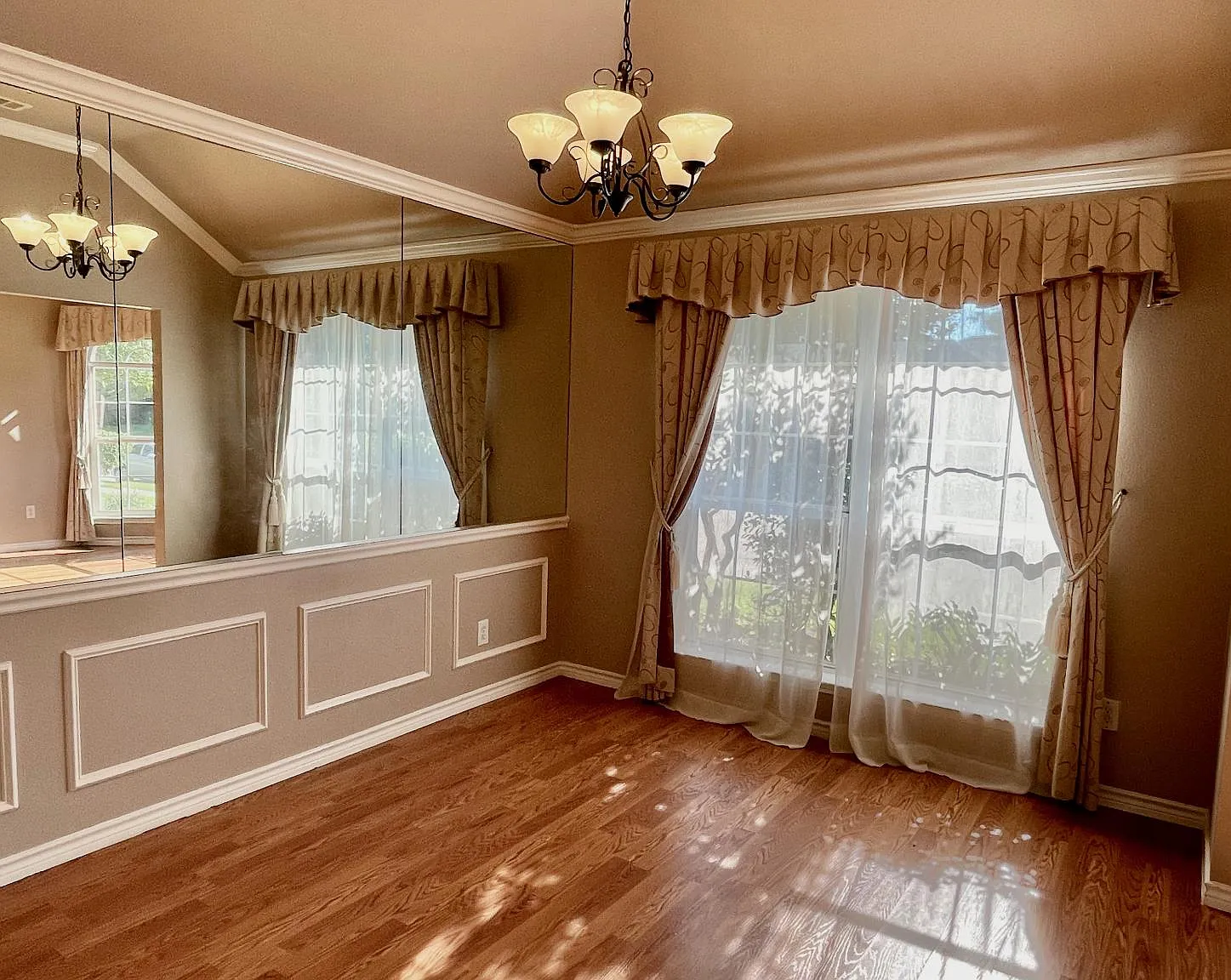 4 bed, 2.5 bath, 2375 sqft, $2,700 — Photo 3
