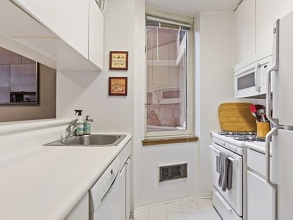 5th image of 235 E 40th St APT 37B