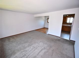 72 Rose St, Farmingdale, NY 11735