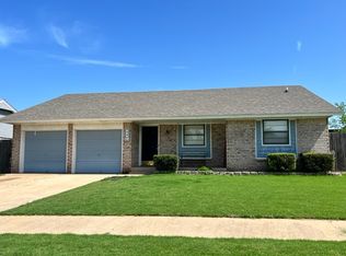 1113 SE 11th St, Moore, OK 73160
