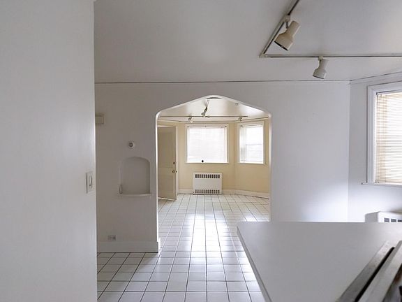 4th image of 2427 W Eastwood Ave #Basement
