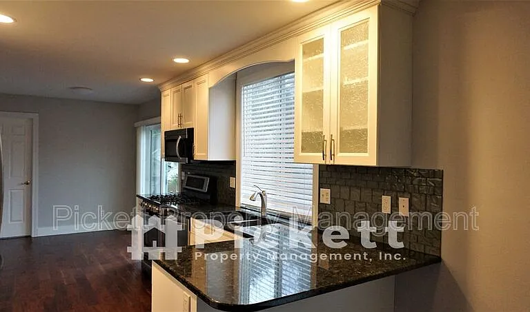2037 NE Gustaf St — Photo 10