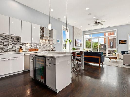 1st image of 1424 W Walton St #3