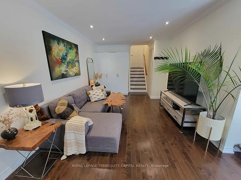 20 Mowat Cres #UPPER — Photo 4