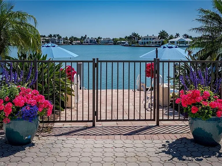 3450 Gulf Shore Blvd N #210 — Photo 1