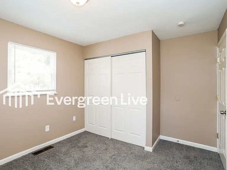 1915 Lotushill Dr — Photo 10