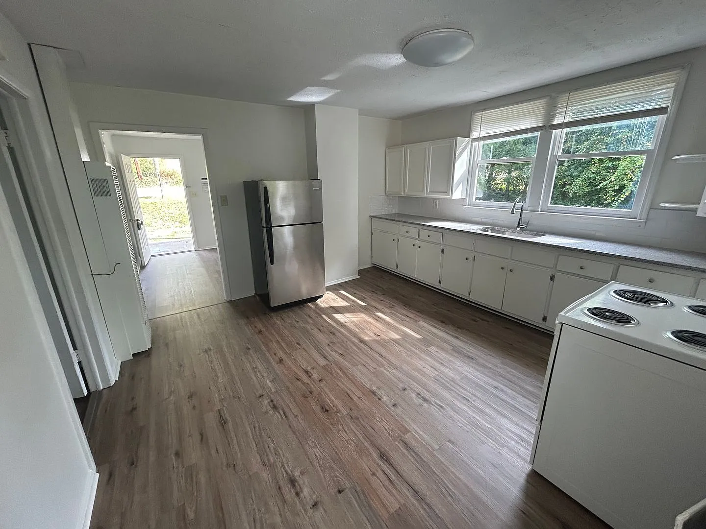 Cozy 2-Bedroom Single Family Home near Lenoir $1,050/Month. — Photo 2