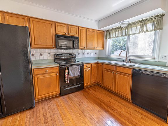 3rd image of 34379 Parkdale Ct