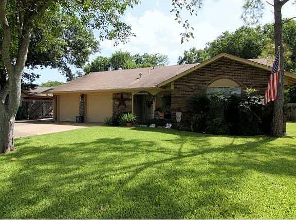 3rd image of 1606 Castlewood Ct