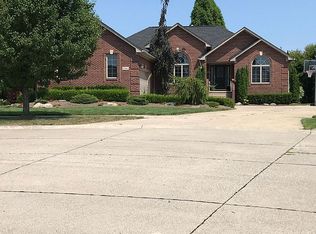29061 Merrimade Ln, Chesterfield, MI 48047