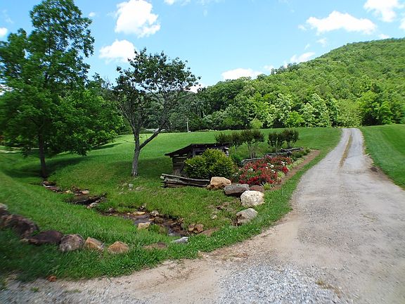 4th image of 4 Stonebrook Dr